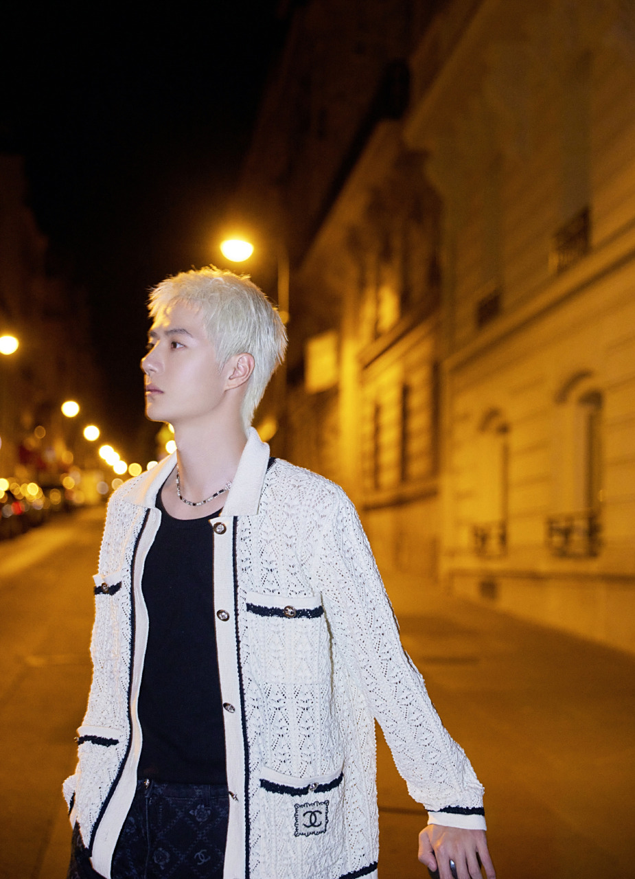 白衣白发的香奈儿贵公子王一博,真的帅的令人尖叫