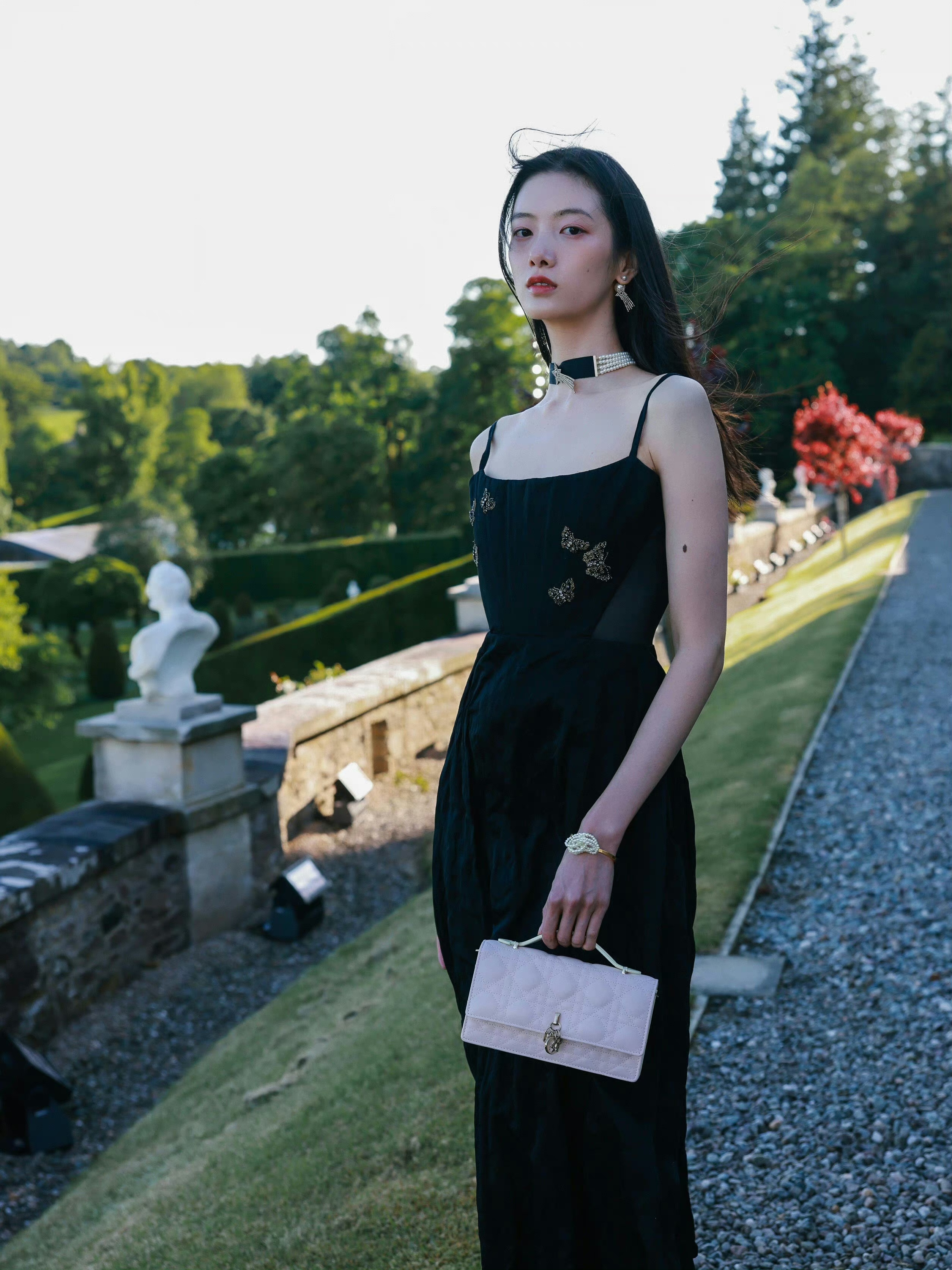 cici 项偞婧的看秀look,脖子长真的会自动增加一份清冷气质.