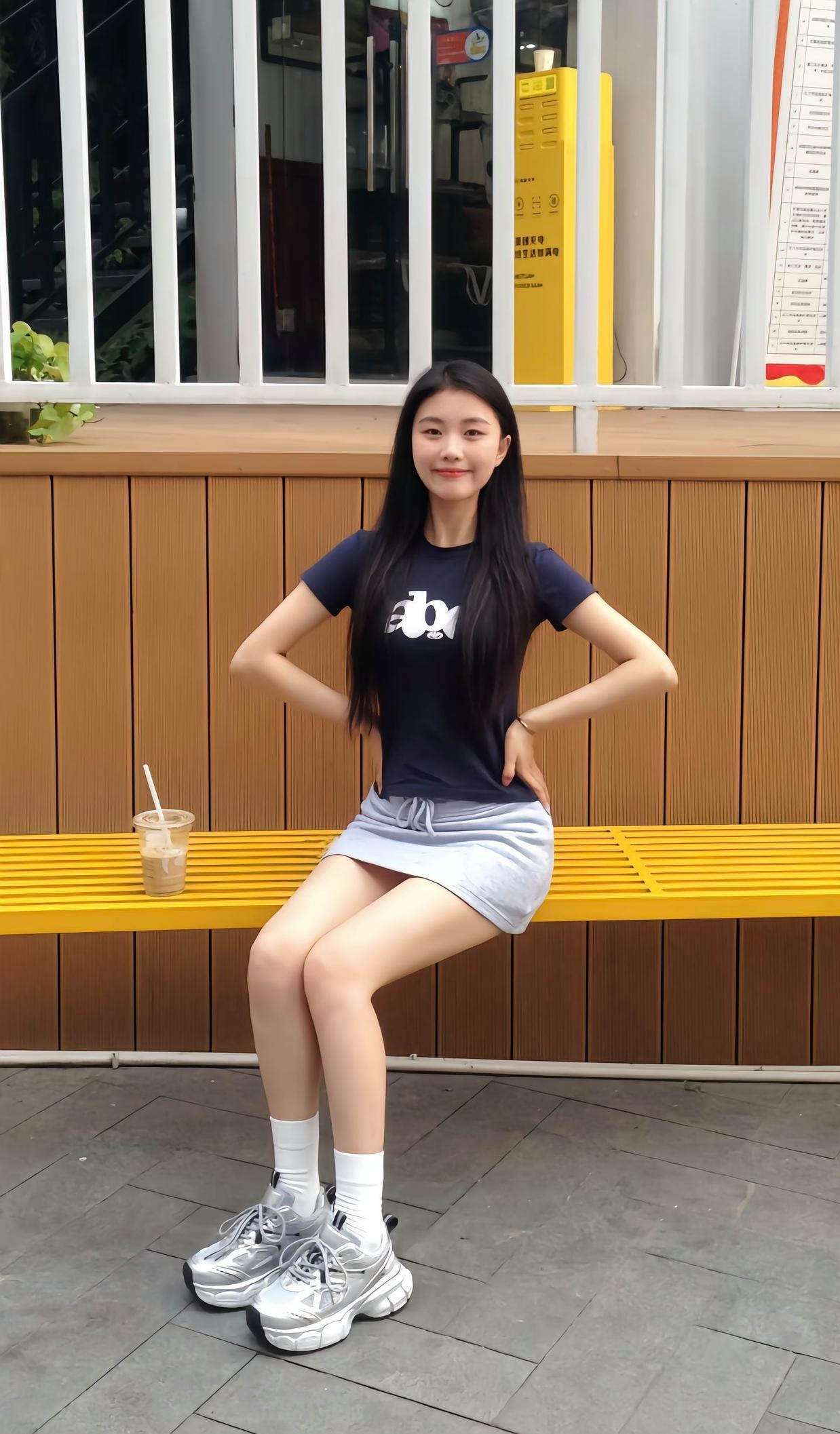 可爱的美女坐在凳子上摆着各种可爱的姿势自拍脸上洋溢着开心的笑容