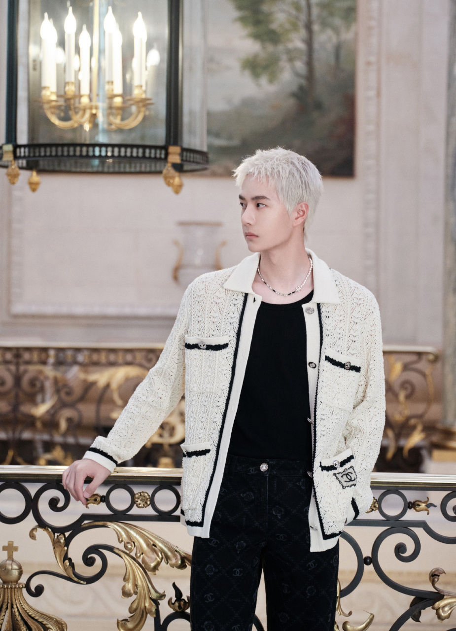 白衣白发的香奈儿贵公子王一博,真的帅的令人尖叫