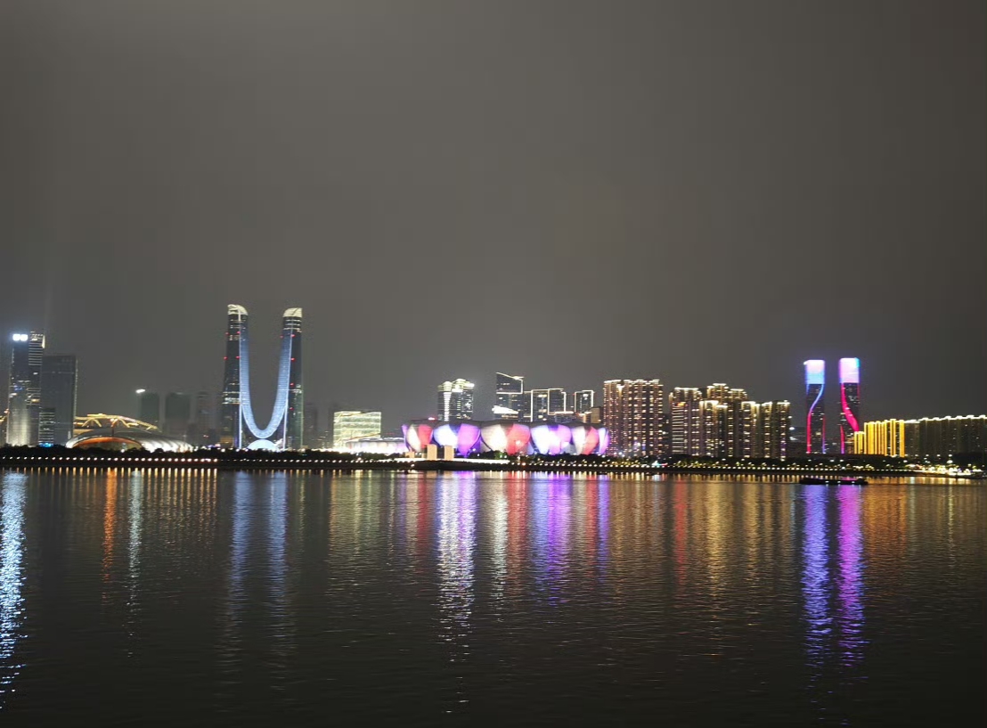 这里和白日里杭城古朴典雅的形象有很大不同,夜色里灯光熠熠生辉,城市