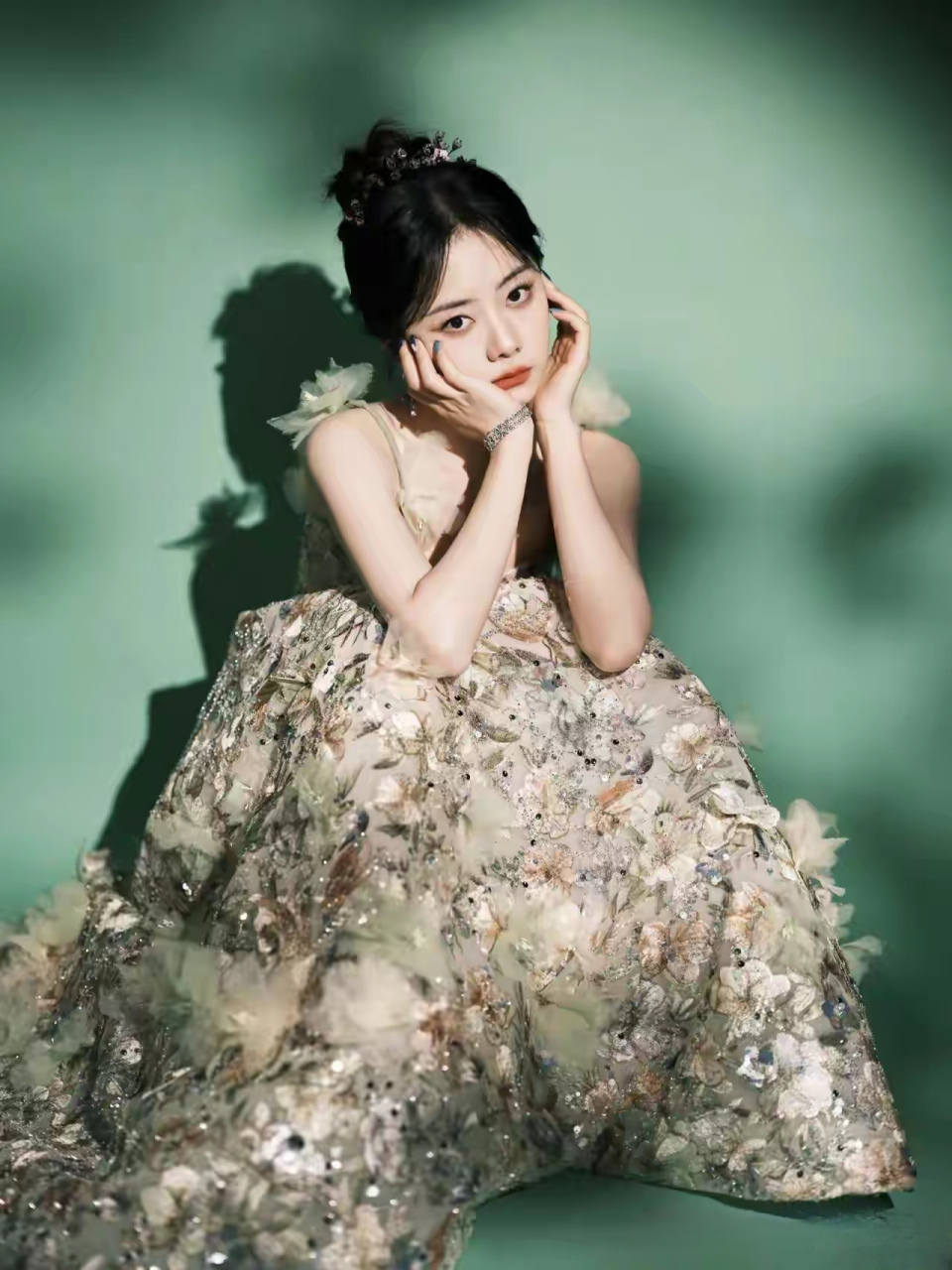 谭松韵,她就如同春日里最娇艳的花朵,绽放着迷人的光彩.