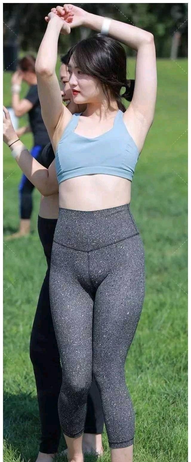 今天公司决定,下午全体员工到草场上 ,放假半天,公司请来了瑜伽教练