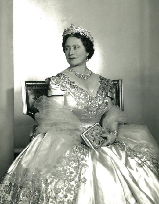 英女王的母亲才潇洒,伺候她的仆人超过100个,去世时欠债400万