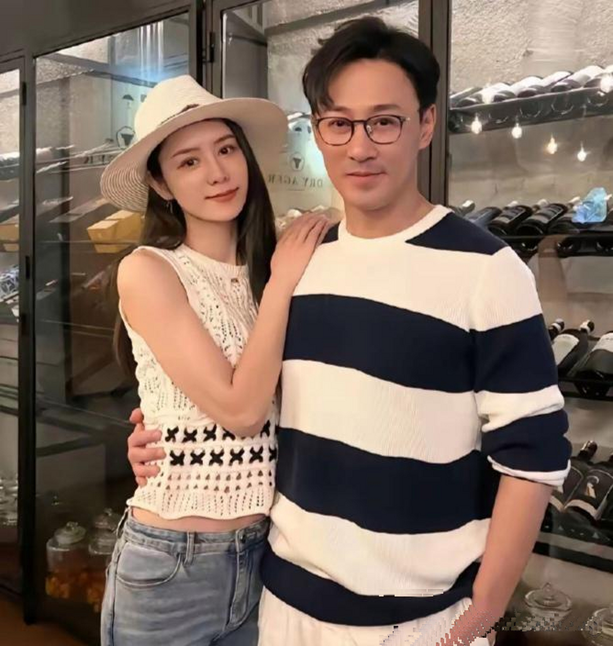 林峯老婆带女儿去看蝴蝶