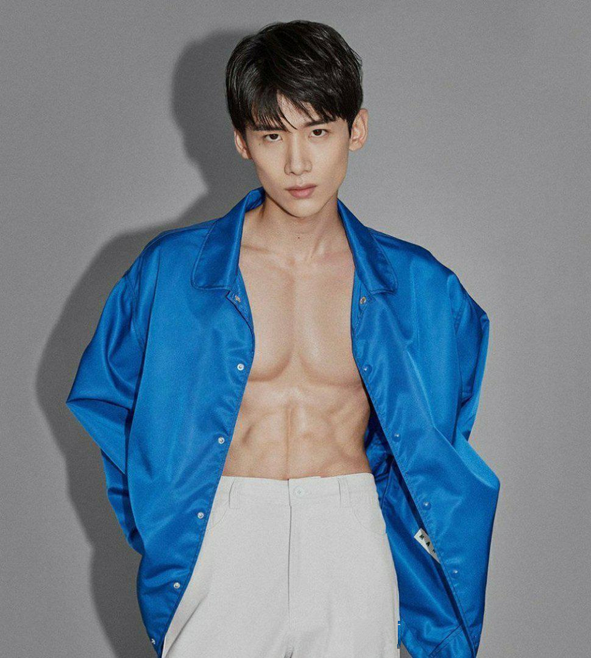 白敬亭肌肉线条