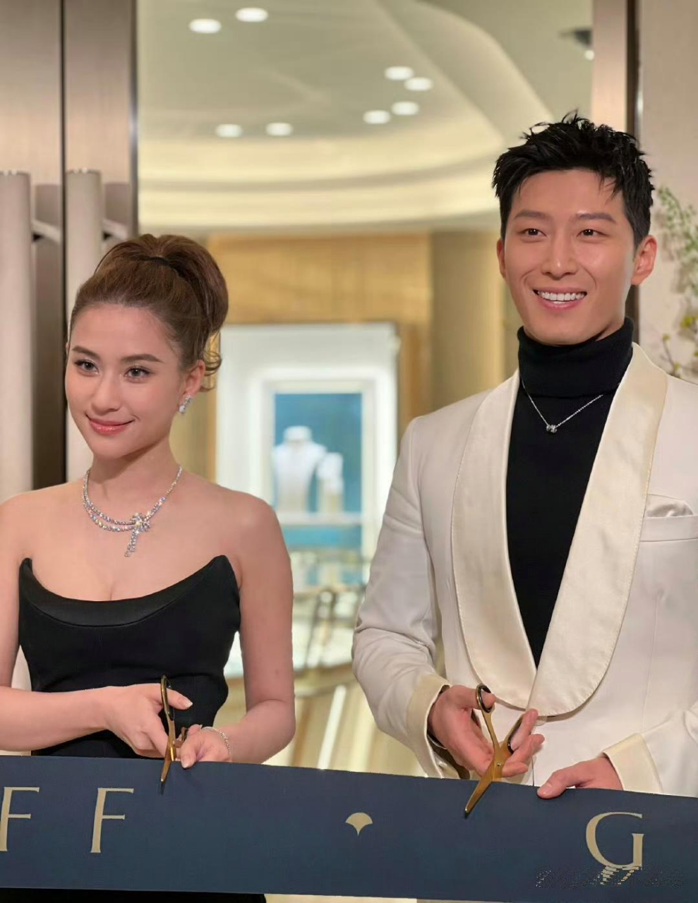 窦骁看妻子的眼神好宠溺