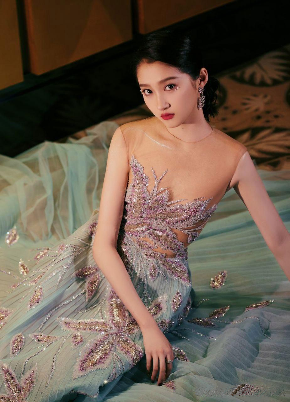 关晓彤透视长裙