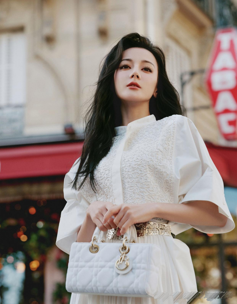 迪丽热巴的街拍大片高级感十足!