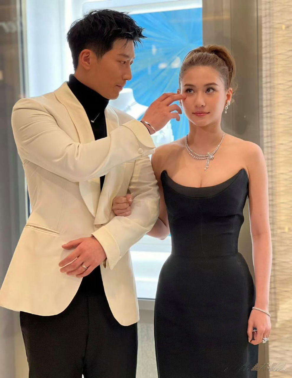 窦骁看妻子的眼神好宠溺