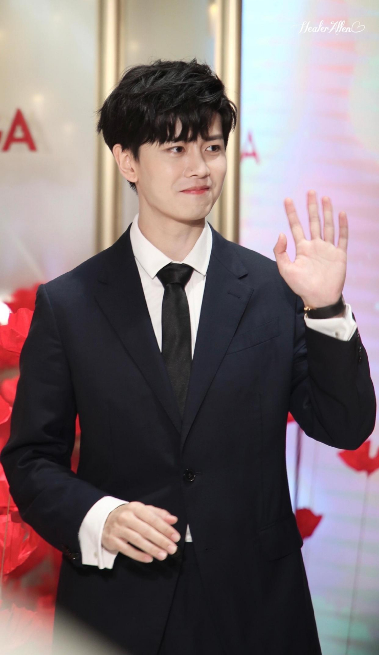 任嘉伦黑色西装造型