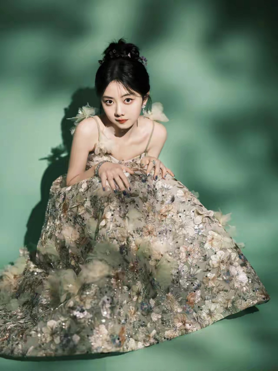 谭松韵,她就如同春日里最娇艳的花朵,绽放着迷人的光彩.