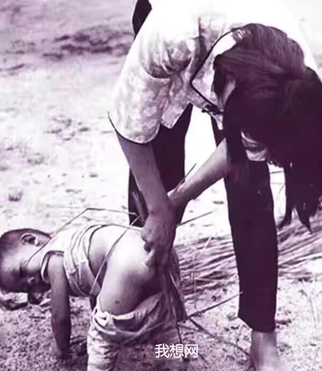 1987年，农村妈妈用稻草/树枝给孩子擦屁股，价值百万的80后照片！