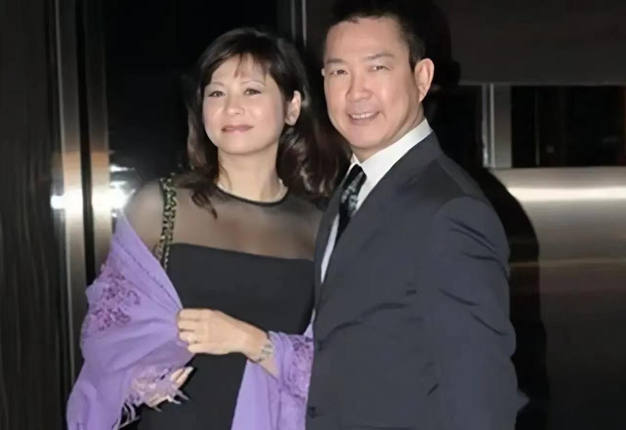 他与妻子彭秀霞年轻时因戏生情,对待感情他们都十分的认真,交往后便