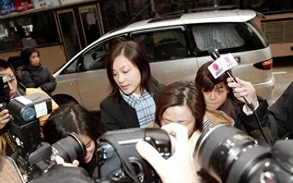 17年前,苦恋张柏芝5年的陈小春,为何转身娶了应采儿?