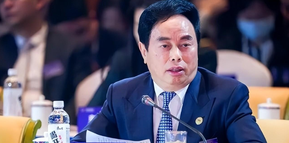 回顾波司登创始人高德康:白手起家,从小裁缝到百亿富豪的发家史