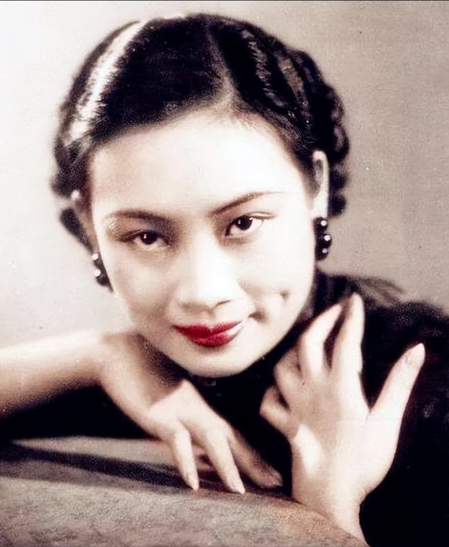 寒冬将至,尽管身体状况每况愈下,慕容婉儿仍不辞劳苦地为丈夫编织了一