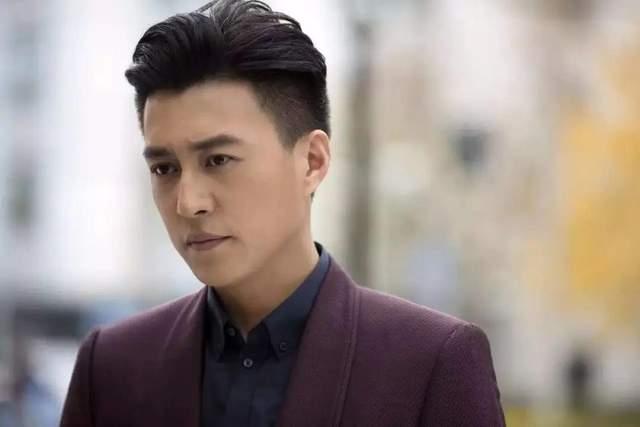 但要说在"有文化"人设这块,靳东才是崩得最彻底的代表.