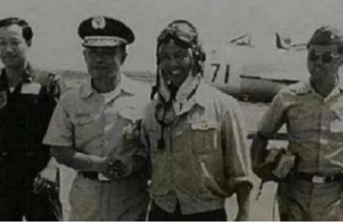 1985年苏联客机被劫往中国,乘客获赠中方礼品,临走说