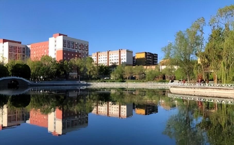 乌鲁木齐交易市场"邻居家的小姑娘说,边疆宾馆做生意的人很多,那些人