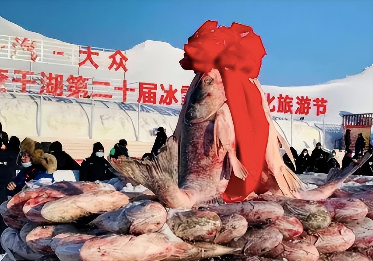 省松原市的查干湖每年都会按时进行冬捕活动,在渔猎文化旅游节上举行