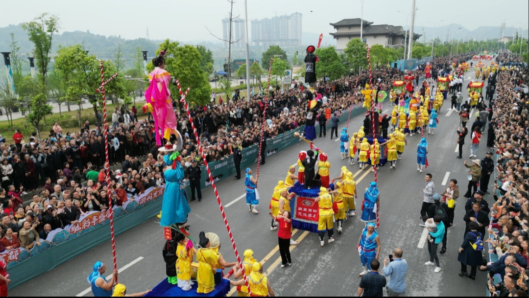 四川有个小重庆,这里的人8米高空行走,吃的东西大卸八块