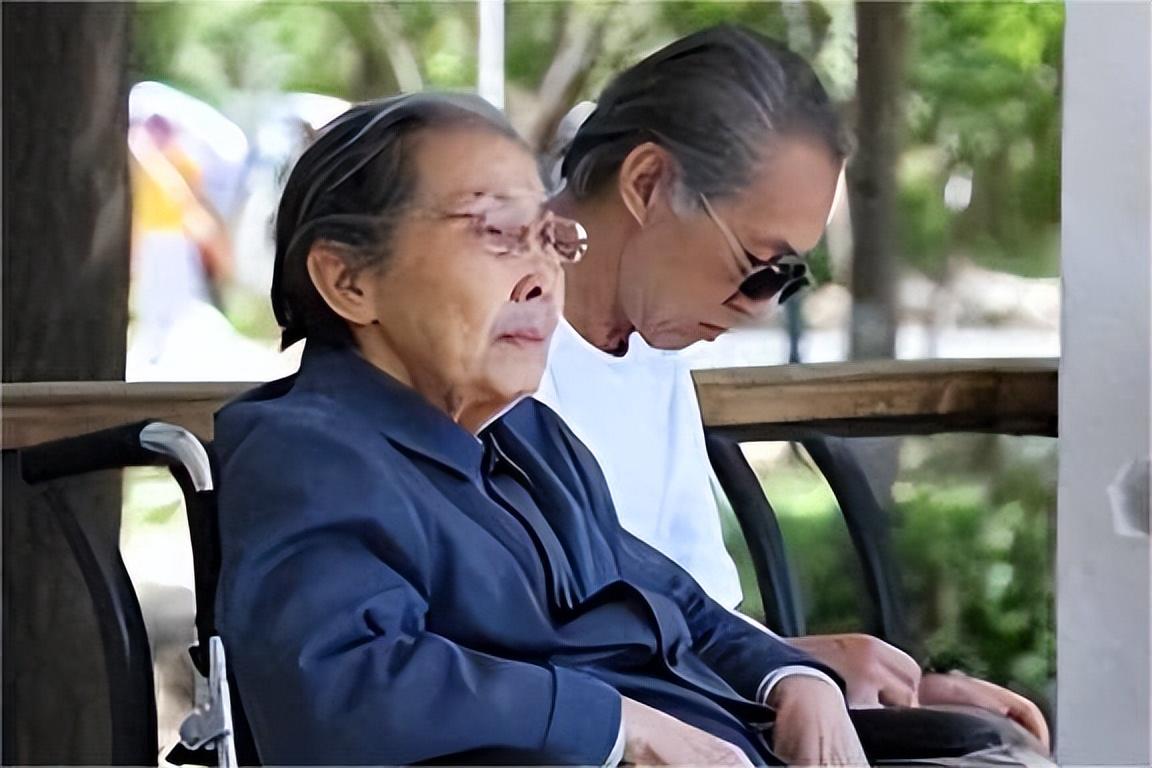 "张岩点头表示理解,"完全可以理解,毕竟突然听到家里有陌生人声音.