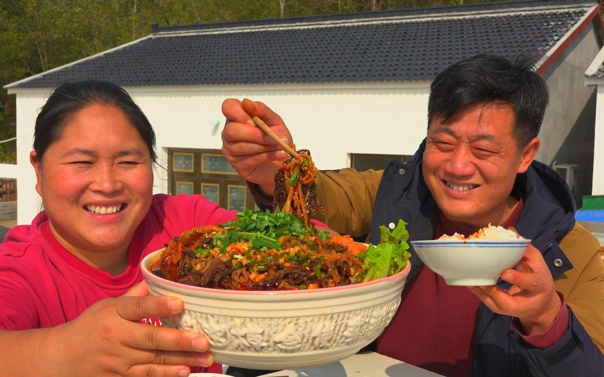 90后像40岁大妈,网红胖妹顿顿吃肉重油重盐,身体真的受得住?