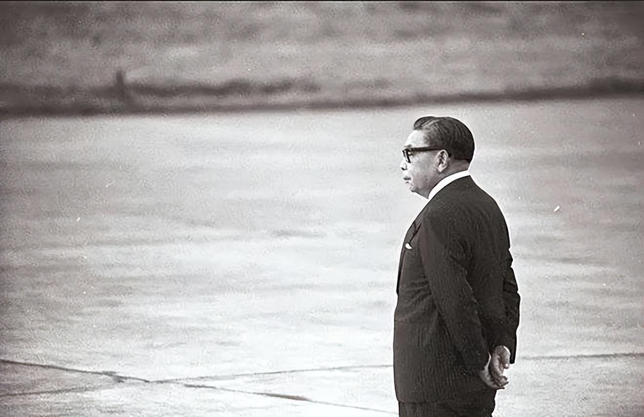 1988年蒋经国去世后,银行存款被打开,留下的余额让人沉默