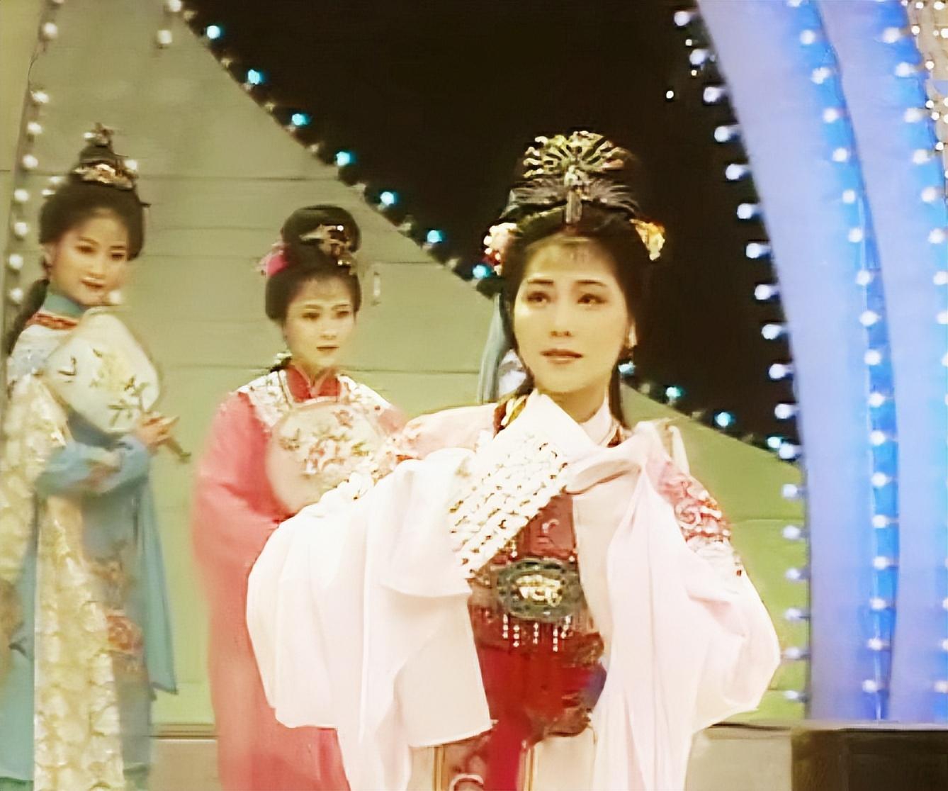 离婚25年后,"越剧仙子"何英无儿无女仍是单身,今62岁与猫为伴