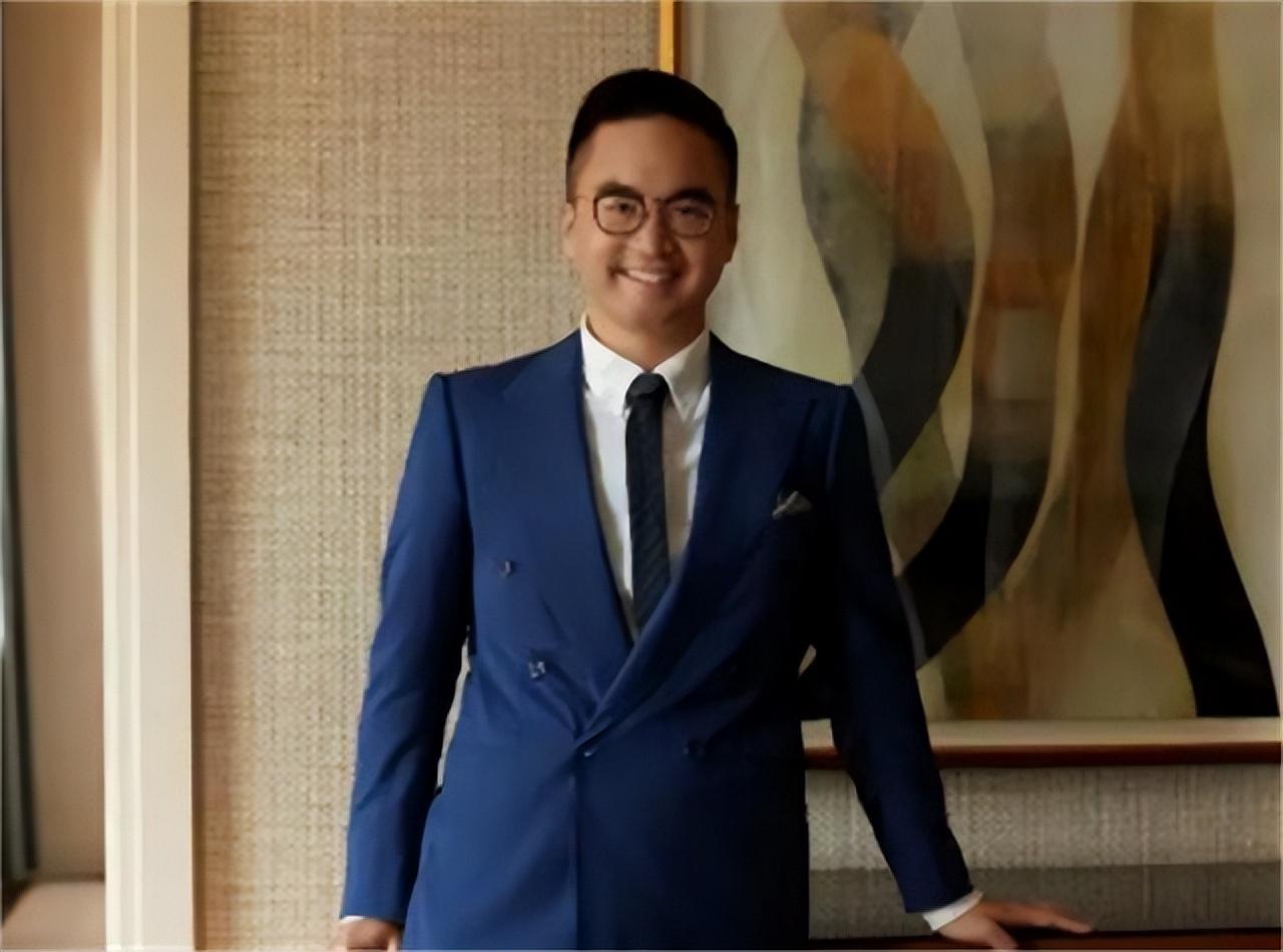 郑家老祖宗郑裕彤是块朽木生花,靠着打造了四九金的概念,把一家小小的