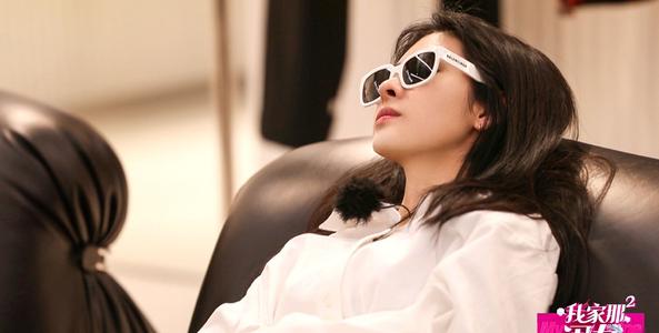 她的朋友们想对她进行形象改造,带她出门逛街购衣,张碧晨拉着一张大写