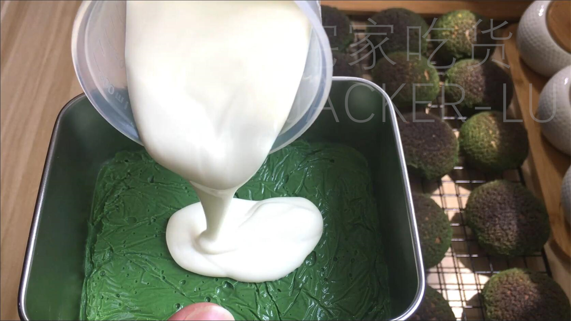 抹茶双色奶油泡芙,丝滑奶油与香醇抹茶,让人回味无穷