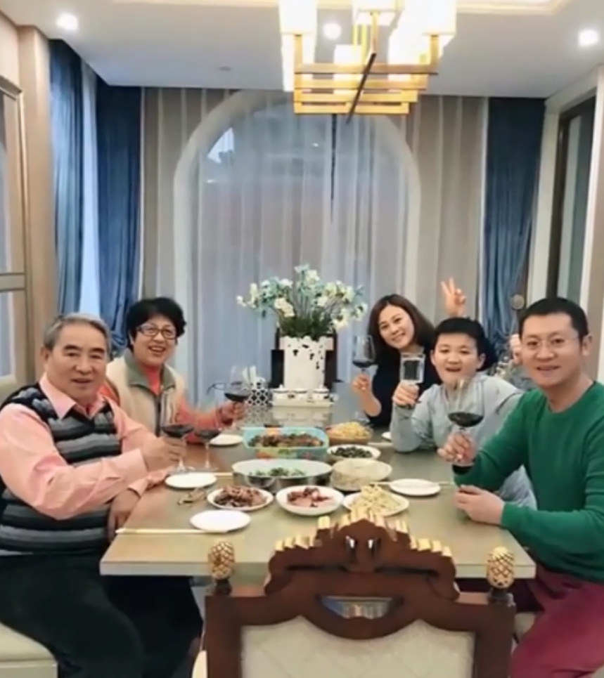 高秀敏的女儿李萱毕业于中央戏剧学院导演系,她曾与母亲一起出演过