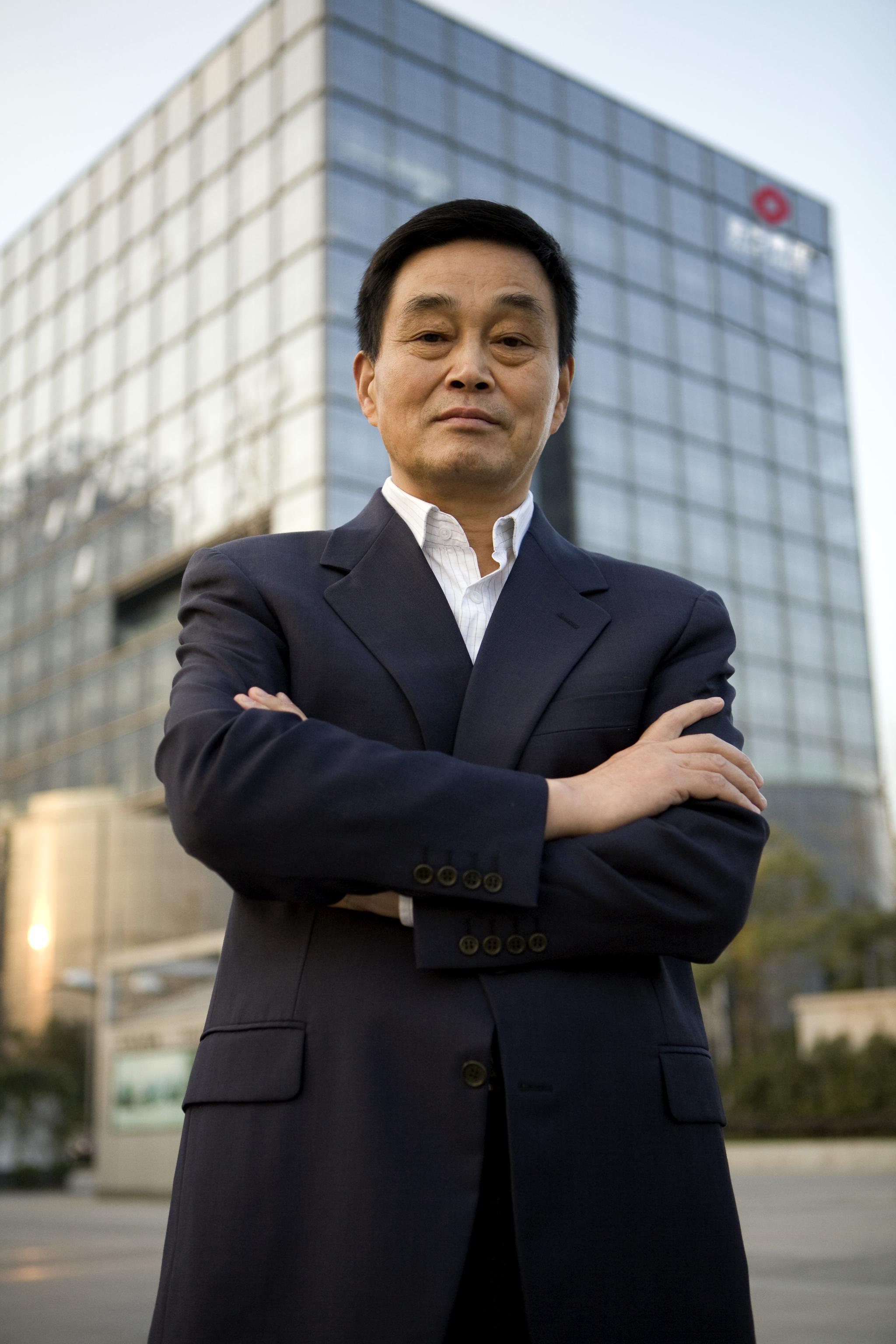 作为同样被送给他人领养的老二刘永行,他就没有老三的幸运了