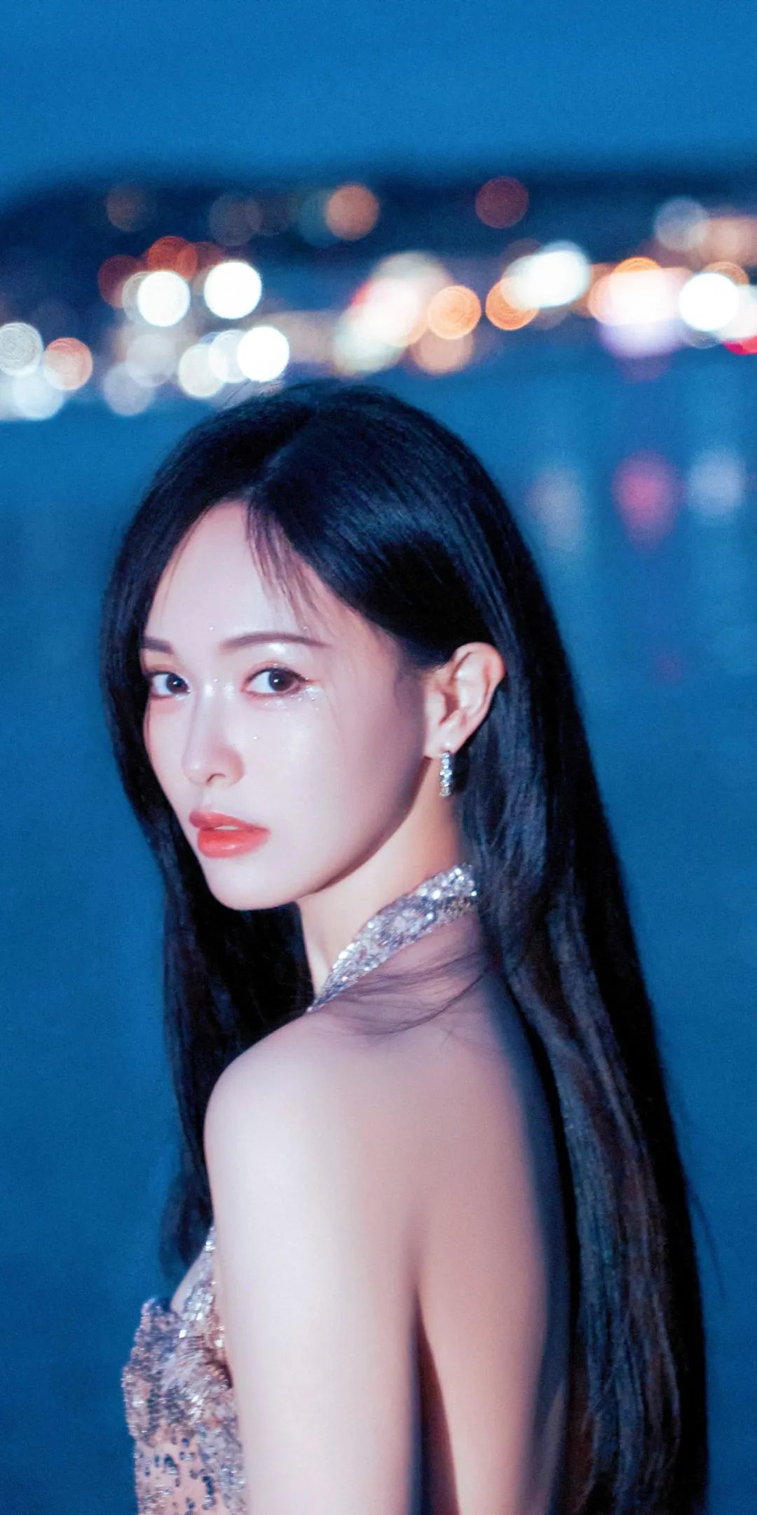 唐嫣海边美妆大片:精致完美,熠熠生辉