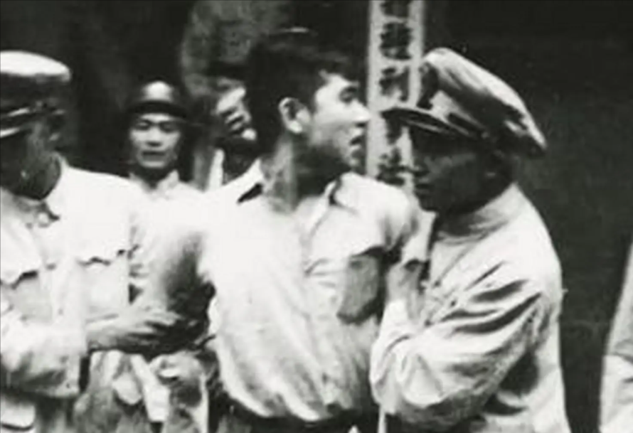 1946年,地下党开会时突然听到小贩大喊卖糖,会议负责人:快撤退