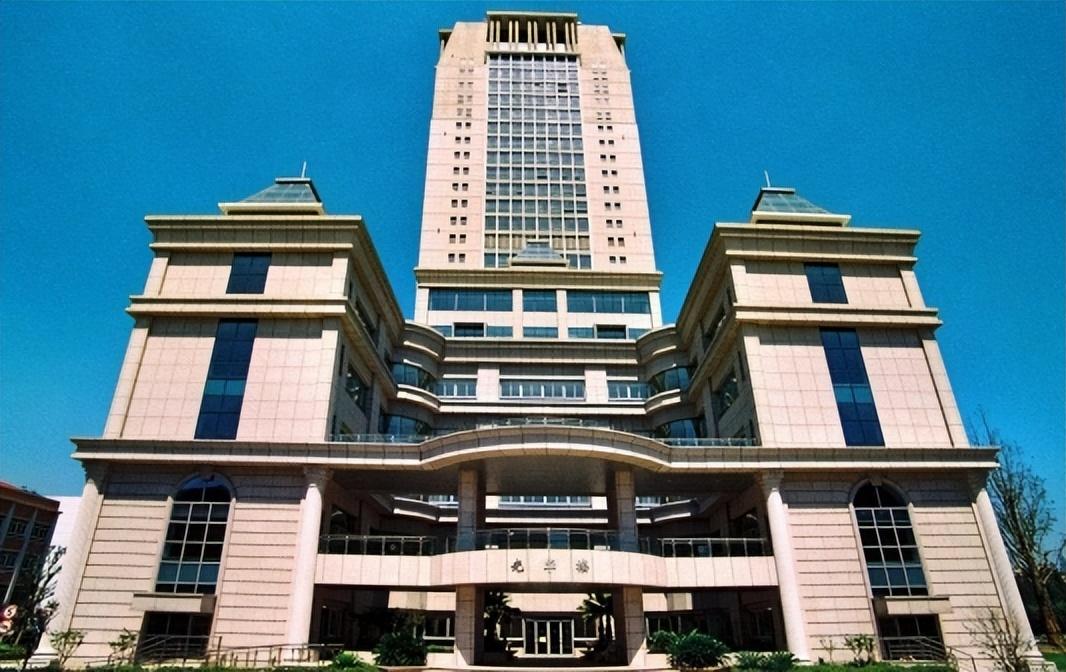 最新出炉!世界百大高校排名,中国入围11所,清华大学止步第三!