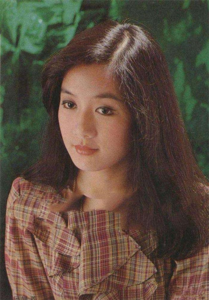 相比于弹琵琶的才艺,琼瑶更看重她的气质,婉约恬静,有着"琵琶仙子"的