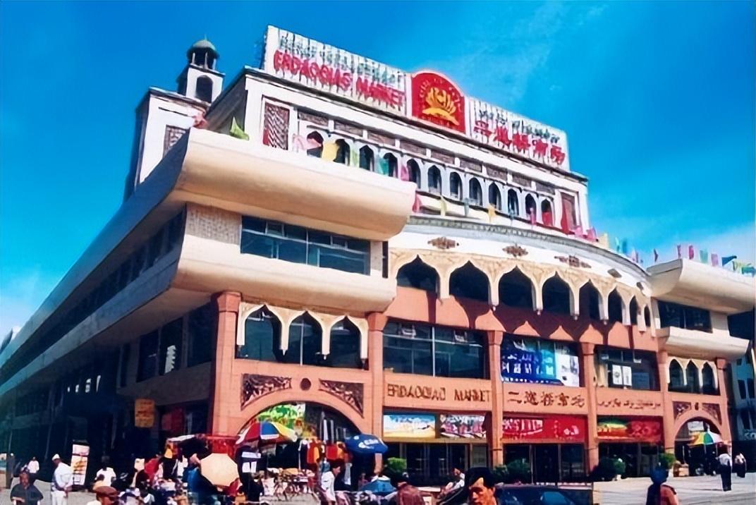 乌鲁木齐交易市场"邻居家的小姑娘说,边疆宾馆做生意的人很多,那些人