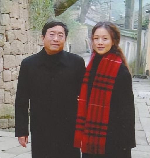 回顾余秋雨:肝病卧床靠妻子打工支撑,成名后抛妻弃子另娶美人