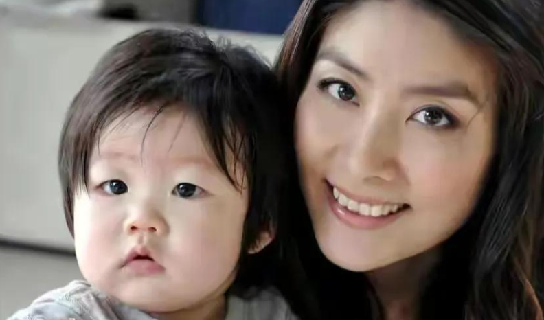 陈慧琳:36岁嫁初恋,41岁高龄生2胎,痛失双胞胎女儿成一生的痛