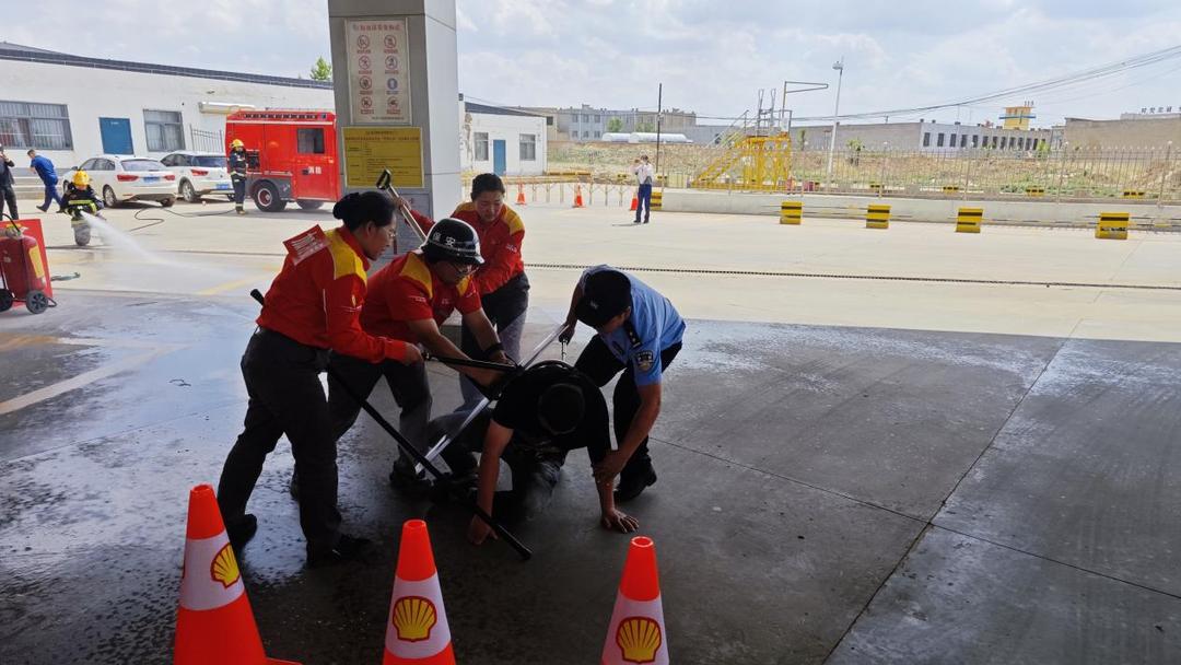 有暴徒袭击加油站?别慌!这是反恐演练