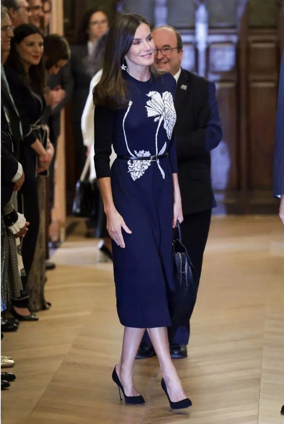 莱蒂齐亚不愧是"国民王后",穿衣精神气质有档次,超有大将风范