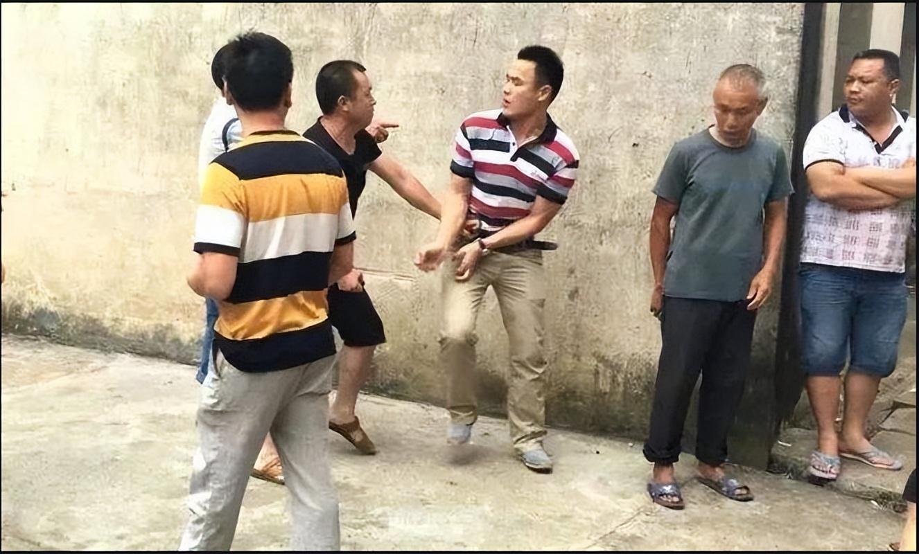 2007年,河南小伙举报村恶霸,遭报复砍断双手,后向警方索赔70万