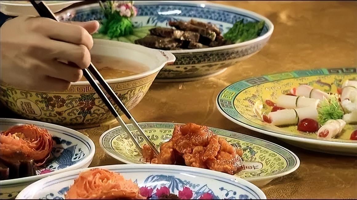 回顾皇帝吃一顿饭几百道菜,吃不完怎么处理?原来还能回锅再上桌?