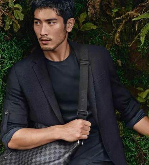 他是粉丝眼中天使般的存在,高以翔技艺超群,所有故事中的霸道总裁在他