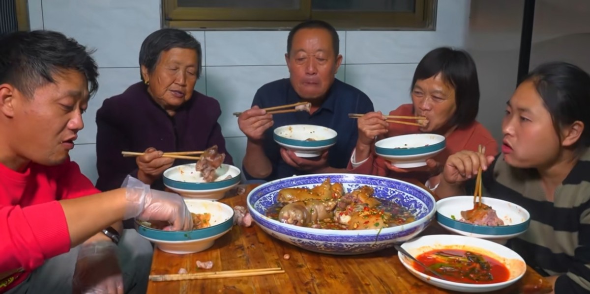 90后像40岁大妈,网红胖妹顿顿吃肉重油重盐,身体真的受得住?