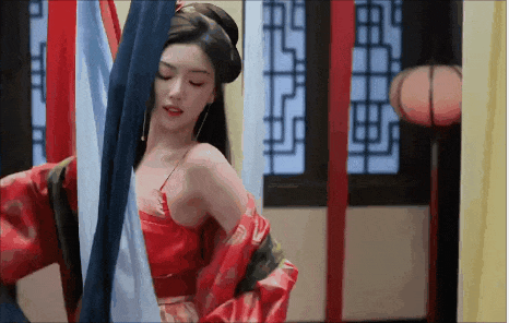 美出新高度!孔雪儿《墨雨云间》吊带红肚兜,网友:好身材藏不住