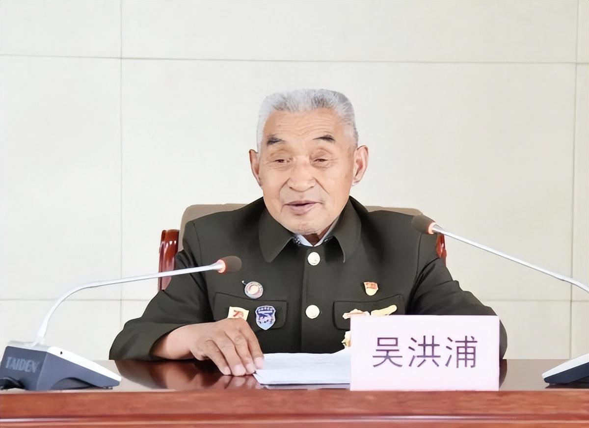 临别时,营长岳振华专门召开了一次特殊会议,向即将退役的战士们提出三